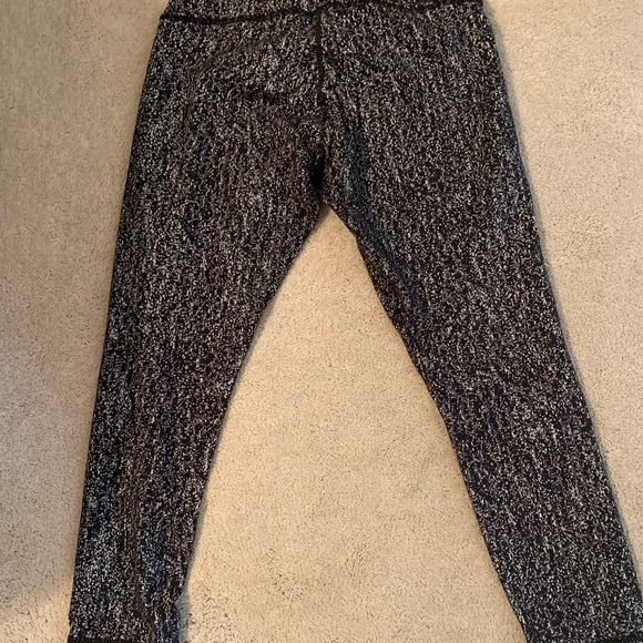 Lululemon Black & White Textured Wunder Unders - Picture 3 of 9